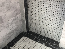 Белый с черными вставками